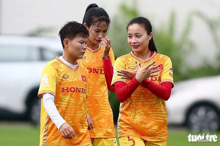 Buổi tập chiều 11-8 của đội tuyển nữ Việt Nam diễn ra dưới trời mưa - Ảnh: HOÀNG TÙNG