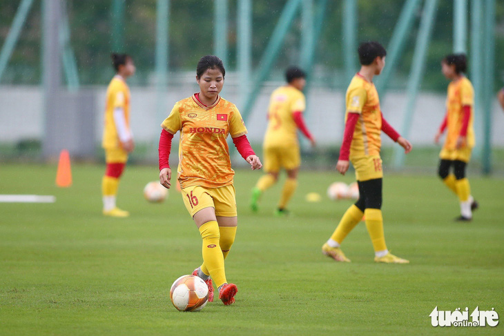 Tiền vệ Dương Thị Vân khởi động. Cô là một trong những cầu thủ chơi hay nhất của tuyển nữ Việt Nam ở World Cup nữ 2023 - Ảnh: HOÀNG TÙNG