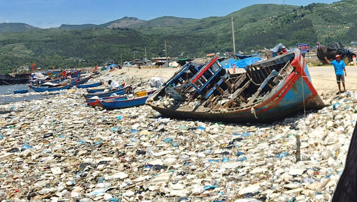 Núi rác tại khu vực cảng Sa Huỳnh đang ở mức báo động, ô nhiễm mỗi ngày lại trầm trọng hơn - Ảnh: TR.M.