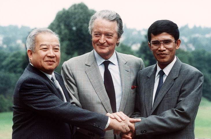Từ trái sang: cựu hoàng Siahnouk, ngoại trưởng Pháp Roland Dumas và ông Hun Sen ở ngoại ô Paris, 1989. Ảnh: Getty Images