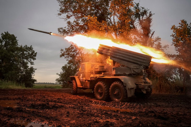 Quân nhân Ukraine bắn hệ thống tên lửa phóng loạt BM-21 Grad về phía quân đội Nga gần tiền tuyến ở vùng Donetsk, ngày 11-8 - Ảnh: REUTERS