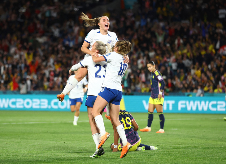 Niềm vui của tuyển nữ Anh sau khi ghi bàn vào lưới Colombia ở tứ kết World Cup nữ 2023 - Ảnh: REUTERS