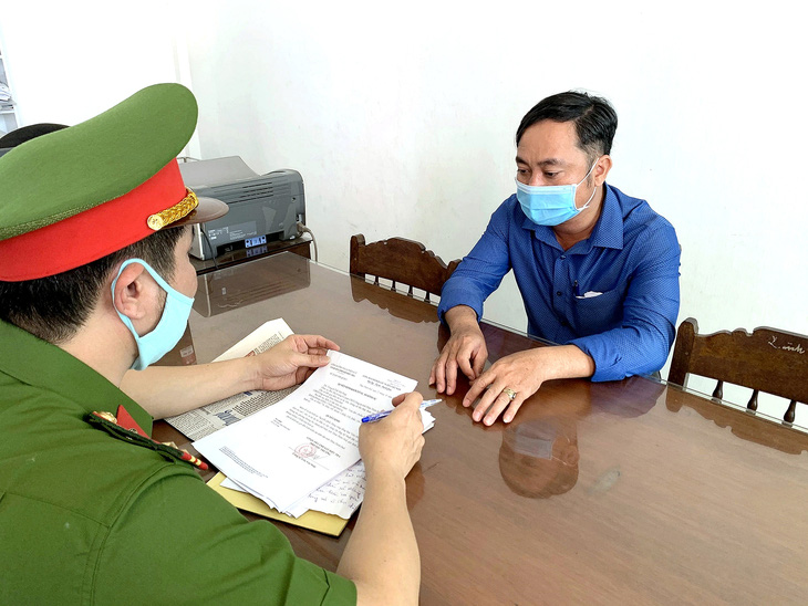 Nguyễn Văn Quý (cựu chủ tịch UBND phường Hương Thọ) lúc bị khởi tố, bắt tạm giam vì nhận chung chi 50.000 đồng/mộ giả - Ảnh: HỒNG NHUNG