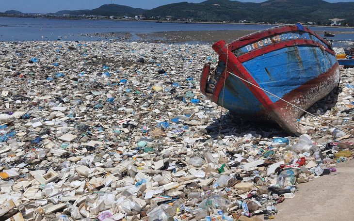 3 giải pháp dẹp nhanh bãi rác khổng lồ phủ đầm nước mặn Sa Huỳnh