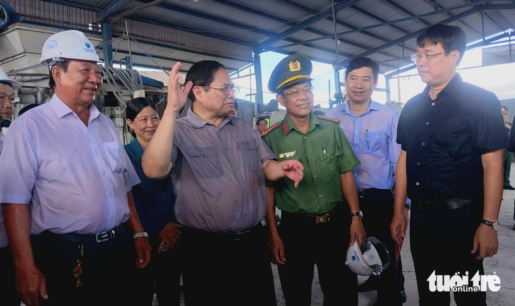 Thủ tướng Phạm Minh Chính đã thống nhất với lãnh đạo tỉnh Đồng Tháp về việc đầu tư dự án kè Hổ Cứ bổ sung - Ảnh: ĐẶNG TUYẾT