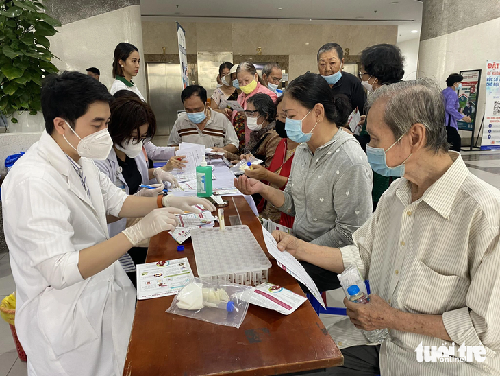 Người dân được đo chỉ số đường huyết và chỉ số Albumine niệu miễn phí để tầm soát bệnh đái tháo đường miễn phí tại Bệnh viện An Bình (TP.HCM) - Ảnh: X.MAI