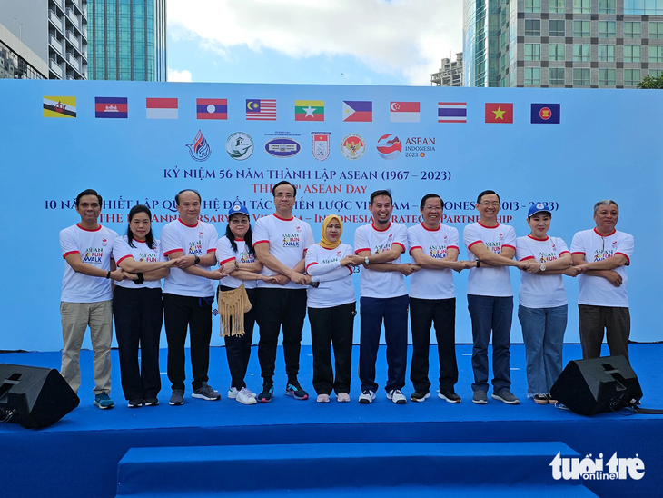 Chủ tịch UBND TP.HCM Phan Văn Mãi bắt tay tổng lãnh sự các nước thành viên ASEAN tại chương trình ASEAN Fun Walk sáng 12-8 - Ảnh: NGỌC ĐỨC