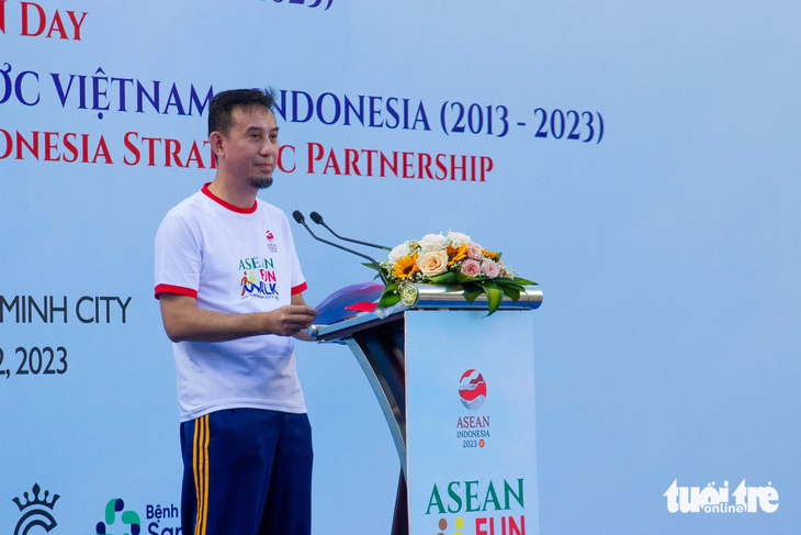 Tổng lãnh sự Indonesia tại TP.HCM Agustaviano Sofjan phát biểu khai mạc chương trình ASEAN Fun Walk sáng 12-8 - Ảnh: NGỌC ĐỨC