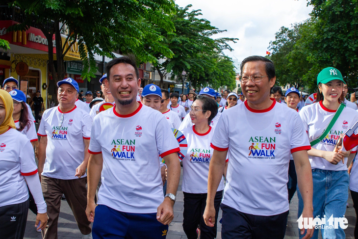 Chủ tịch UBND TP.HCM Phan Văn Mãi (hàng trước, bên phải) và Tổng lãnh sự Indonesia tại TP.HCM Agustaviano Sofjan (hàng trước, bên trái) tham gia chương trình ASEAN Fun Walk sáng 12-8 - Ảnh: NGỌC ĐỨC
