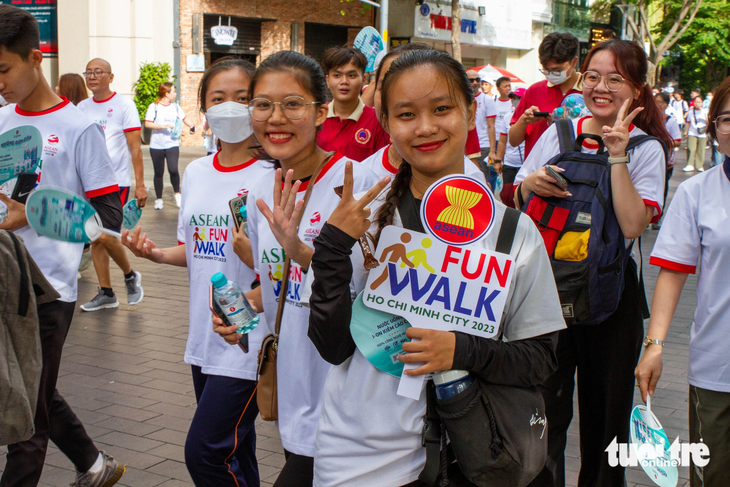 Người tham dự chương trình ASEAN Fun Walk sáng 12-8 tham gia đi bộ 5km quanh khu vực phố đi bộ Nguyễn Huệ - Ảnh: NGỌC ĐỨC