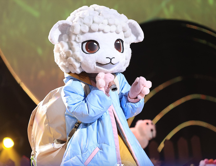 Cừu bông biểu diễn trong Ca sĩ mặt nạ tập 2 - Ảnh: BTC