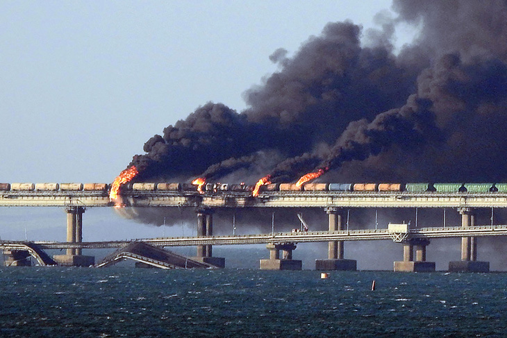 Ảnh chụp cũ cho thấy khói đen bốc lên từ đám cháy trên cầu Crimea sau khi một chiếc xe tải phát nổ vào ngày 8-10-2022 - Ảnh: AFP