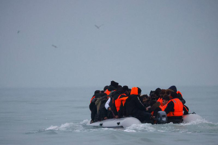 Nhóm người di cư vượt biên qua eo biển Manche (Pháp) bằng một chiếc thuyền bơm hơi nhỏ xíu bất chấp nguy hiểm hồi năm 2021 - Ảnh: LE MONDE