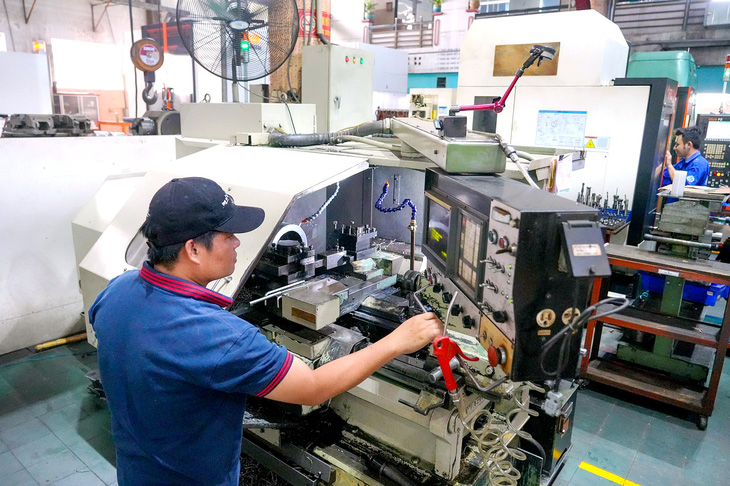 Công nhân vận hành máy gia công khuôn mẫu cho nhiều nhãn hàng lớn hoạt động tại Việt Nam - Ảnh HỮU HẠNH