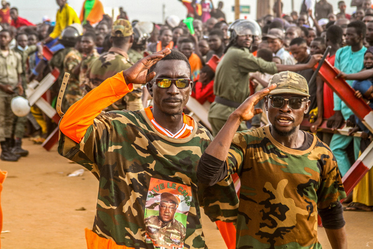Người dân ủng hộ cuộc đảo chính quân sự tập hợp trước căn cứ quân sự của Pháp tại thủ đô Niamey vào ngày 11-8 - Ảnh: REUTERS