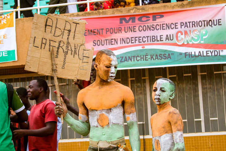 Người dân ủng hộ lực lượng đảo chính đem theo biểu ngữ ghi &quot;Đả đảo nước Pháp&quot;, khi tham gia buổi mít tinh ở sân vận động tại thủ đô Niamey ngày 6-8 - Ảnh: REUTERS