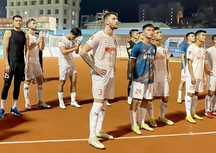Nỗi buồn rớt hạng của các cầu thủ  Đà Nẵng trên sân Nha Trang vào chiều 11-8 - Ảnh: MINH NGUYỆT