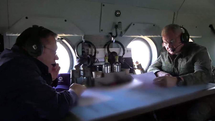 Bộ trưởng Bộ Quốc phòng Nga Sergei Shoigu (bên phải) đến thị sát các địa điểm đồn trú của hạm đội Phương Bắc ở Bắc Cực hôm 12-8 - Ảnh: IZVESTIA