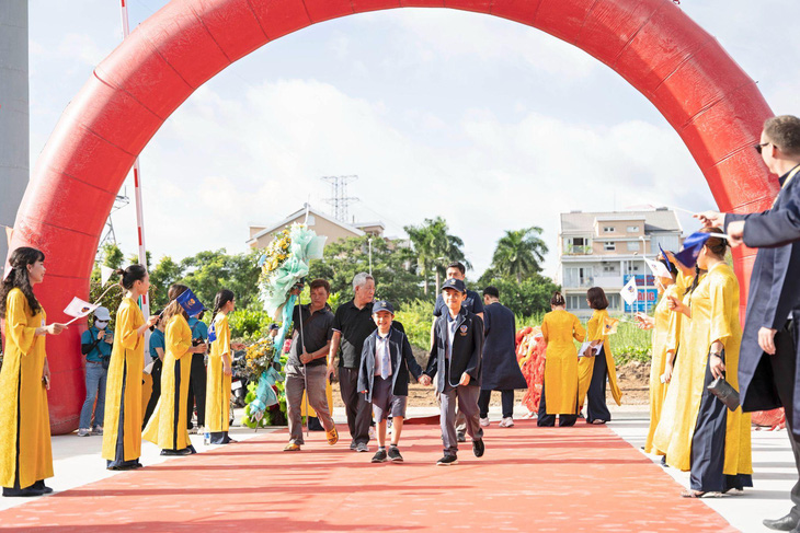 Các thầy cô trường Victoria School chào đón phụ huynh và học sinh tham dự lễ khánh thành