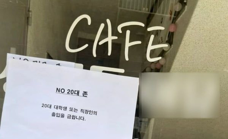 Tấm bảng cấm sinh viên và nhân viên văn phòng ở độ tuổi 20 được treo tại một quán cà phê ở Jung-gu, trung tâm thủ đô Seoul từ chối phục vụ những khách hàng ngồi lâu - Ảnh: KOREA HERALD