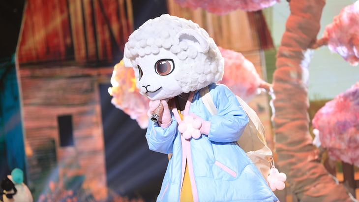 Cừu Bông được đánh giá là nhân vật mascot có tạo hình đáng yêu bậc nhất The masked singer Vietnam - Ca sĩ mặt nạ mùa 2. Nàng cừu đã dễ dàng chinh phục mọi người bởi sự đáng yêu ngọt ngào của mình ngay từ khi xuất hiện trên sân khấu.
