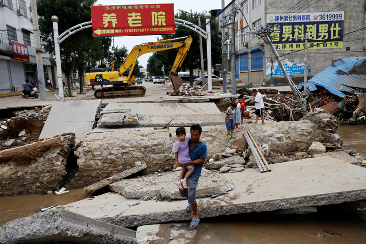 Hậu quả của mưa lớn gây lũ lụt tại tỉnh Hà Bắc của Trung Quốc - Ảnh: REUTERS