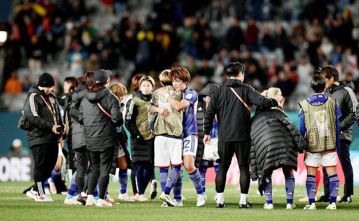 Tuyển nữ Nhật Bản thể hiện tinh thần thi đấu tuyệt vời dù thua Thụy Điển - Ảnh: REUTERS