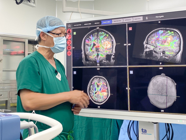 Robot AI hòa hình MRI, DTI.. cho thấy rõ các bó sợi thần kinh và khối máu tụ chèn ép trong não người bệnh - Ảnh: NGUYỄN TRĂM