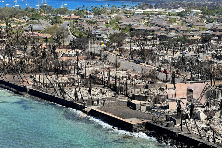 Cháy rừng thiêu rụi những căn nhà ở Hawaii - Ảnh: REUTERS