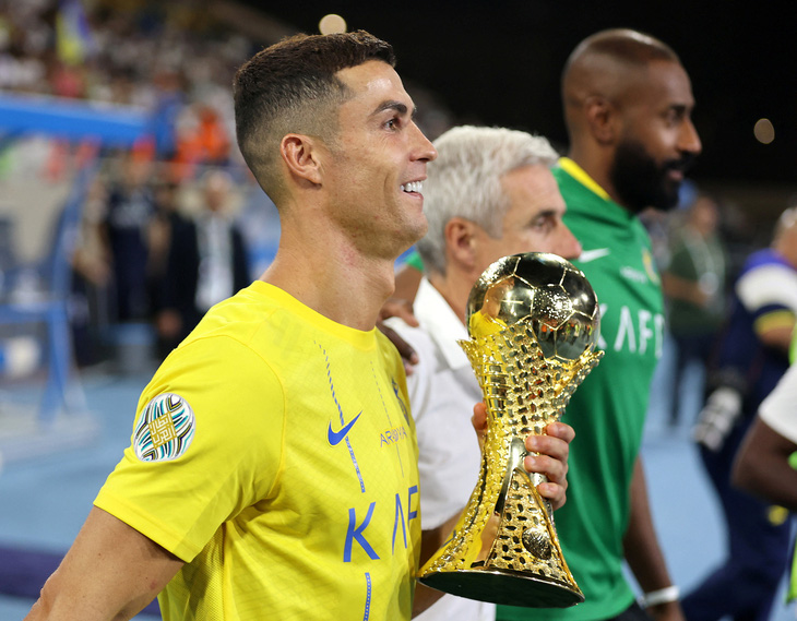 Ronaldo lập cú đúp, rồi chấn thương rời sân ở chung kết Arab Champions Cup  - Tuổi Trẻ Online