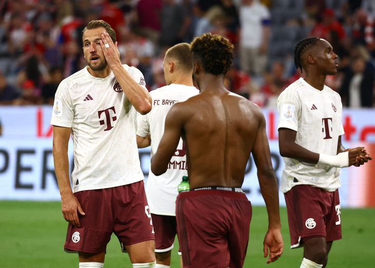 Harry Kane thất vọng sau khi chứng kiến Bayern Munich thảm bại - Ảnh: REUTERS