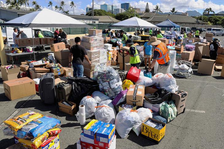 Các tình nguyện viên tập kết hàng cứu trợ ở Honoluu, chuẩn bị đưa đến cho người dân tại Maui - Ảnh: REUTERS