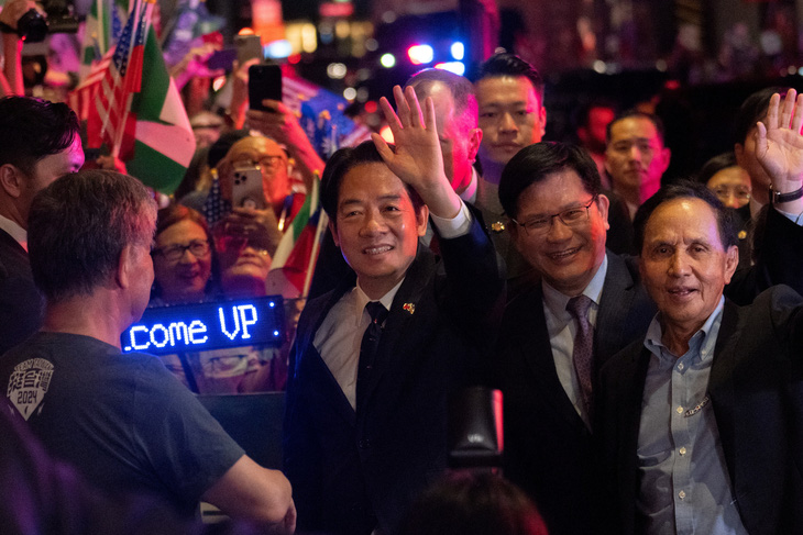 Phó lãnh đạo Đài Loan Lại Thanh Đức (giữa) đến khách sạn Lotte ở Manhattan, New York tối 12-8 - Ảnh: REUTERS