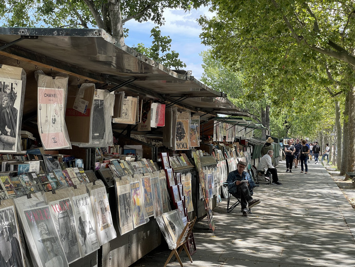 Quầy sách bên bờ kè sông Seine đoạn chảy qua Paris - Ảnh: Thùy Dương