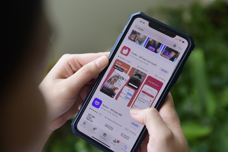 Bạn coi như không biết hay phải làm cho ra lẽ khi phát hiện điện thoại của &quot;nửa kia&quot; có cài app hẹn hò? Ảnh: Q.ĐỊNH