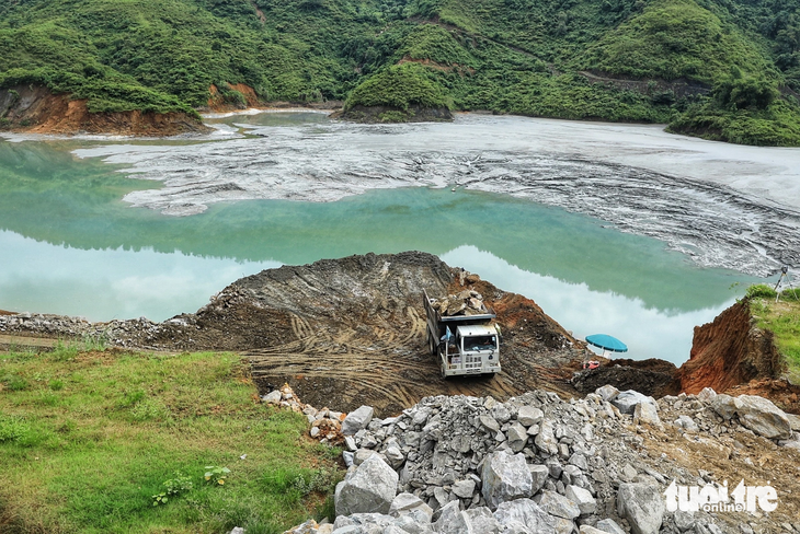 Nơi xảy ra sự cố bục cống xả hồ thải nhà máy tuyển quặng đồng Tả Phời - Ảnh: DANH KHANG