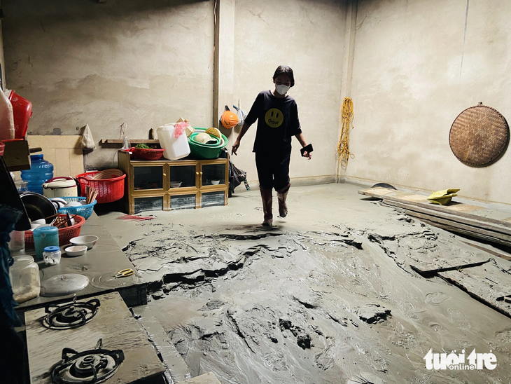 Bùn thải tràn vào bếp một nhà dân ở thôn Phời 3 cao hàng chục cm (ảnh chụp ngày 9-8) - Ảnh: HOÀNG BÁCH