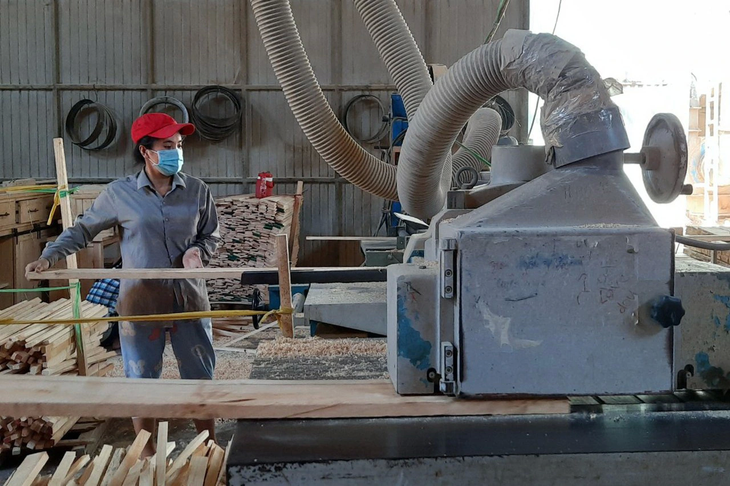 Công nhân làm việc trong một doanh nghiệp gỗ ở TP Biên Hòa, Đồng Nai - Ảnh: A LỘC