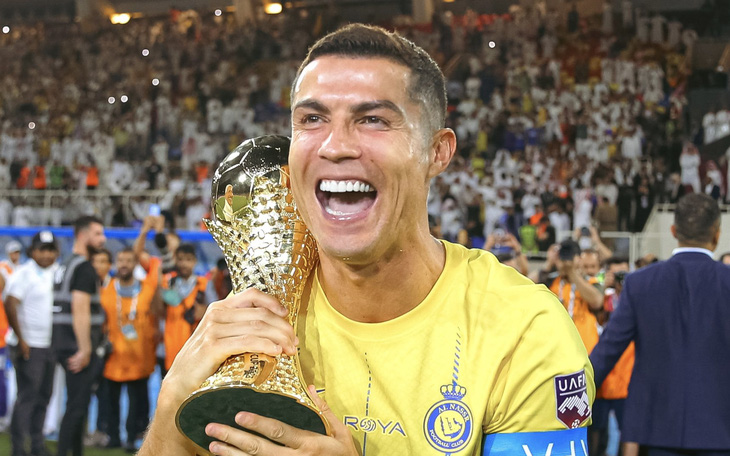 Ronaldo lập cú đúp, rồi chấn thương rời sân ở chung kết Arab Champions Cup