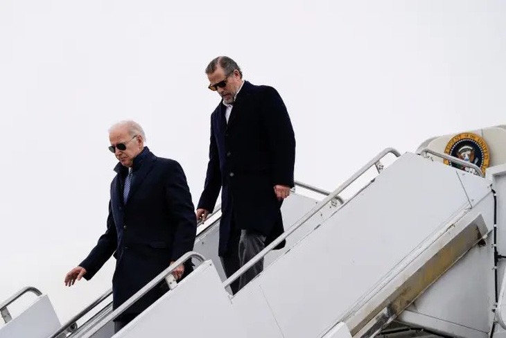 Tổng thống Joe Biden và con trai Hunter Biden bước xuống máy bay Không lực Một ở TP Syracuse, bang New York (Mỹ) vào ngày 4-2- 2023 - Ảnh: REUTERS
