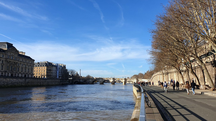 Dòng sông Seine đoạn chảy qua Paris, nơi sẽ diễn ra lễ khai mạc Thế vận hội Olympic 2024 - Ảnh: THÙY DƯƠNG