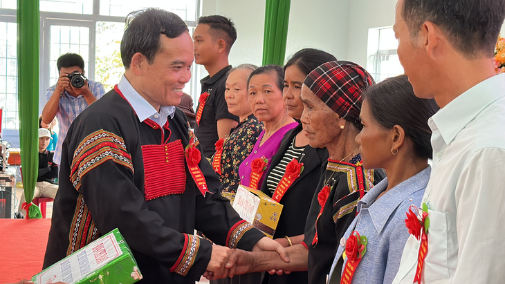 Phó thủ tướng Trần Lưu Quang tặng quà cho các gia đình khó khăn tại Ngày hội Toàn dân bảo vệ an ninh Tổ quốc - Ảnh: TÂM AN