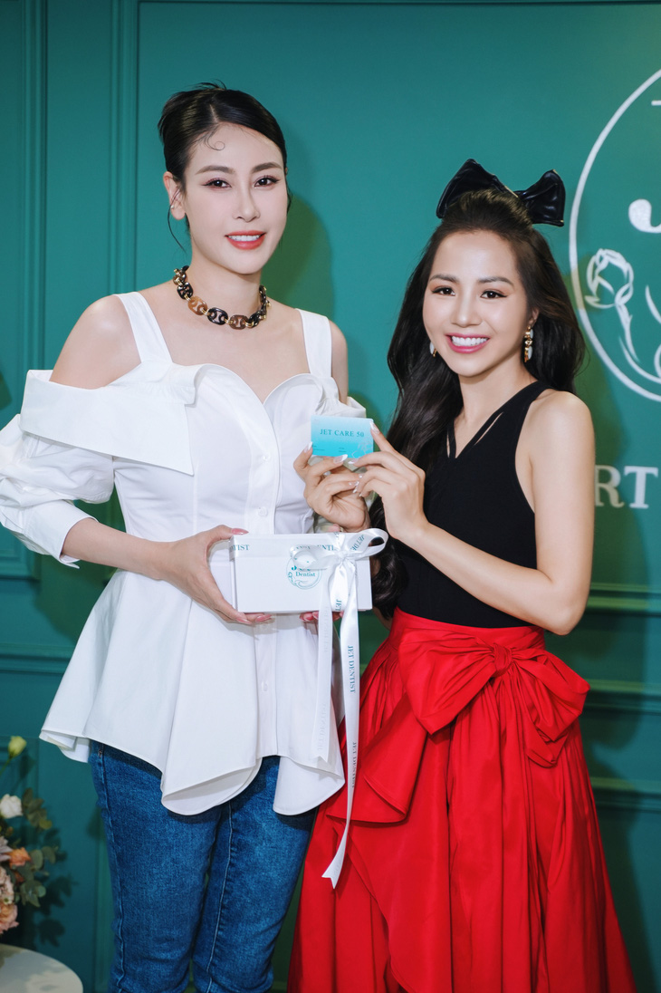 Hoa hậu Hà Kiều Anh (trái) vẫn trẻ đẹp rạng ngời sau 30 năm đăng quang
