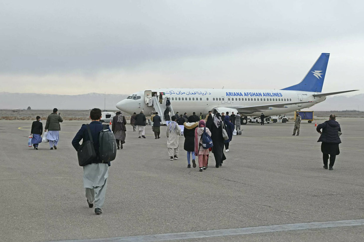 Hành khách đi máy bay từ sân bay Herat tới Kabul, Afghanistan - Ảnh: AFP