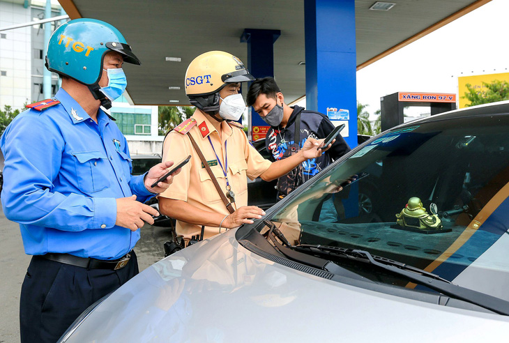 Đội cảnh sát giao thông Tân Sơn Nhất (Công an TP.HCM) phối hợp thanh tra giao thông (Sở Giao thông vận tải) xử lý xe khách, taxi dừng, đậu sai quy định - Ảnh: T.P.