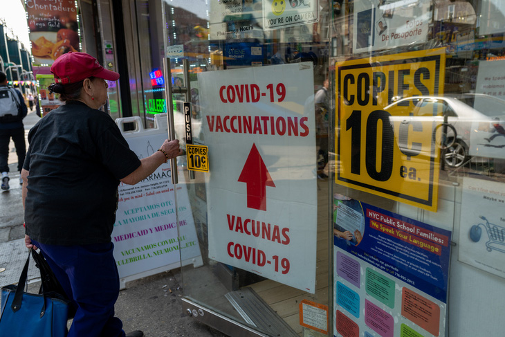Hiệu thuốc quảng cáo có bán vắc xin COVID-19 ở New York, Mỹ - Ảnh: REUTERS