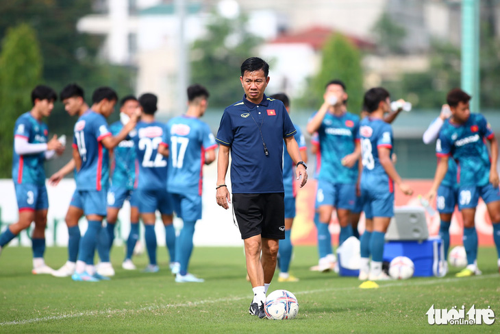 HLV Hoàng Anh Tuấn đôi chút lo lắng vì cầu thủ U23 Việt Nam có thói quen phất bóng dài - Ảnh: HOÀNG TÙNG