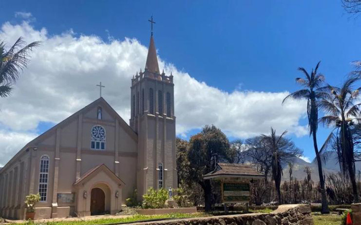 Video: Nhà thờ Maui ở Hawaii vẫn bình an kỳ diệu khi thị trấn cháy rụi