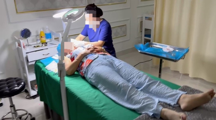 Công an quận Thanh Khê (Đà Nẵng) phát hiện nhân viên là lao công đang thực hiện dịch vụ làm căng da mặt cho khách - Ảnh: H.B.
