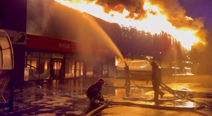 Lính cứu hỏa Ukraine đang dập đám cháy ở Odessa sau làn sóng tấn công trong đêm - Ảnh: REUTERS